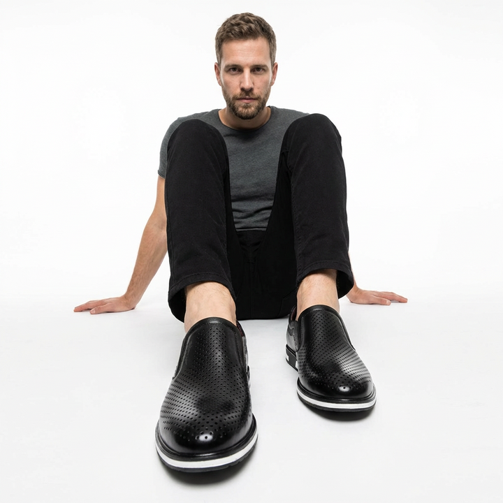 Herrenmodel trägt Loafer Schwarz Mesh, lässiges Outfit, Frontansicht