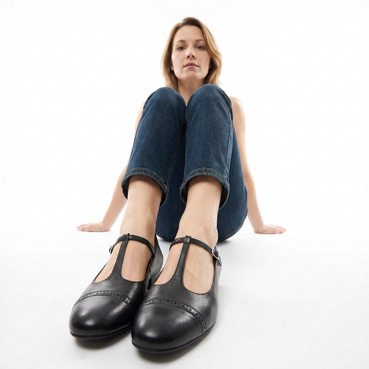 Schwarze Mary Jane Pumps am Fuß getragen, eleganter Auftritt, Studioaufnahme