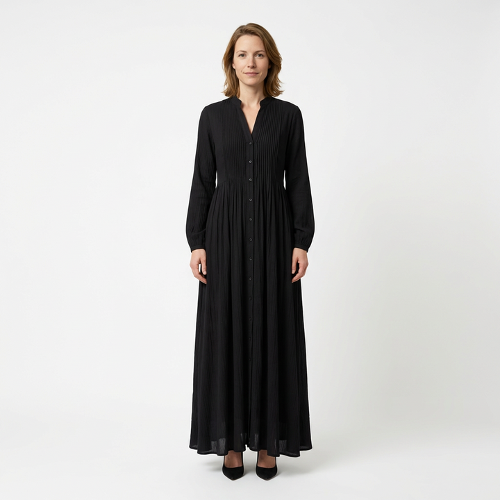 Weißes Maxikleid, Nahaufnahme Stehkragen und Knopfdetail
