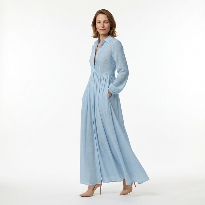 Blaues Maxikleid mit Plisseefalten im Rock, Seitenansicht
