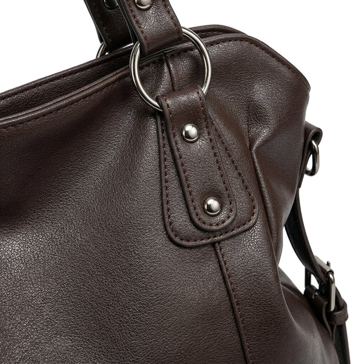 Detailaufnahme Henkel dunkelbraune Tasche mit Nieten und silbernem D-Ring