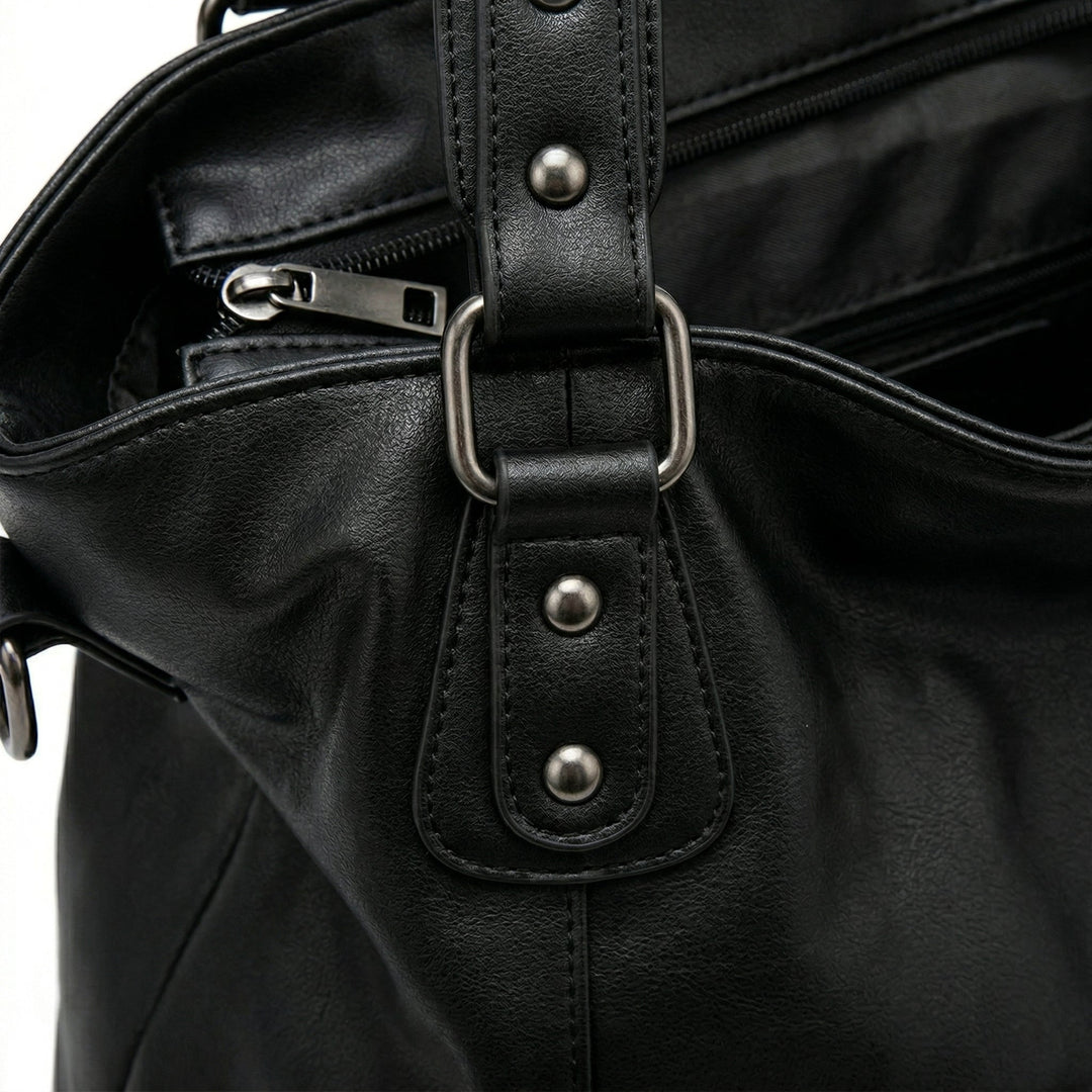 Detailaufnahme Henkel mit Nieten und D-Ring, mattschwarze Hardware