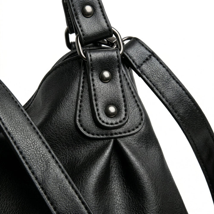 Nahaufnahme Henkelansatz mit Nieten und D-Ring in Kunstleder-Optik
