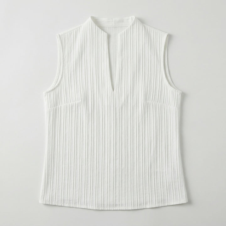 Weißes ärmelloses Top mit Split-Neck und Plisseestruktur, Flat Lay Vorderseite