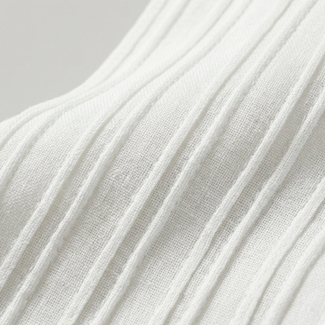 Detailaufnahme gerippte Plisseestruktur weißes Top, 3D-Textur sichtbar