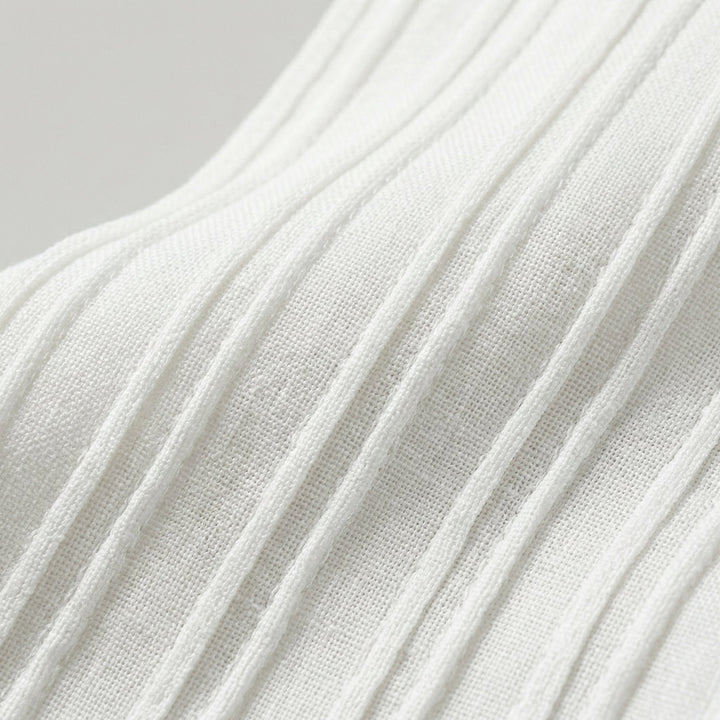 Detailaufnahme gerippte Plisseestruktur weißes Top, 3D-Textur sichtbar