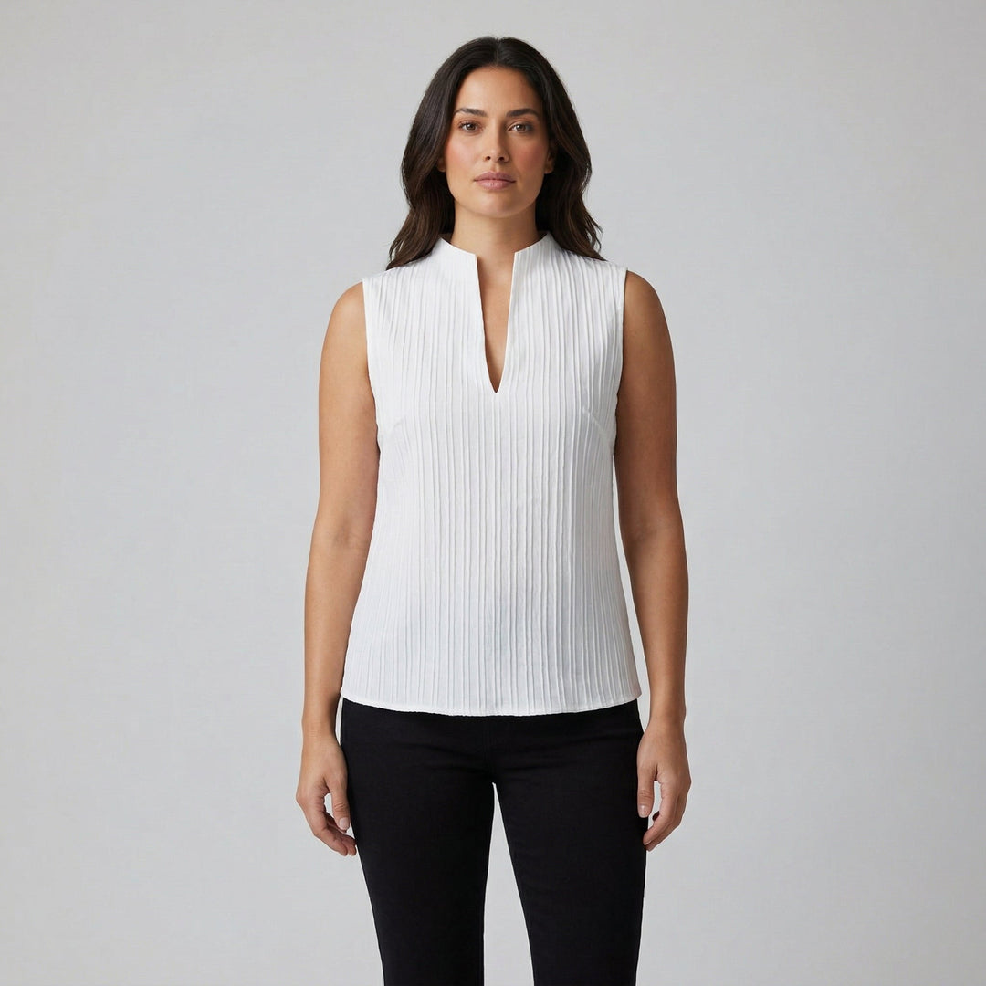 Weißes ärmelloses Damen-Top mit Split-Neck und Plisseestruktur, Frontansicht