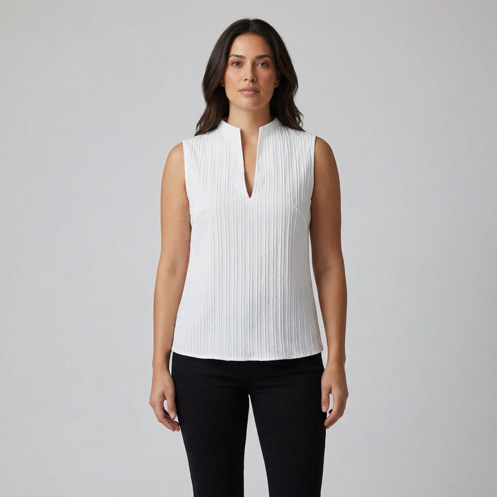 Weißes ärmelloses Damen-Top mit Split-Neck und Plisseestruktur, Frontansicht