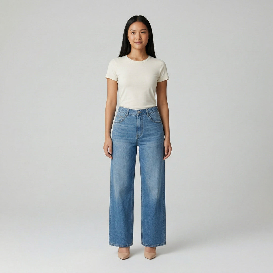 Wide-Leg Jeans hellblau mit hohem Bund, Vorderansicht am Model
