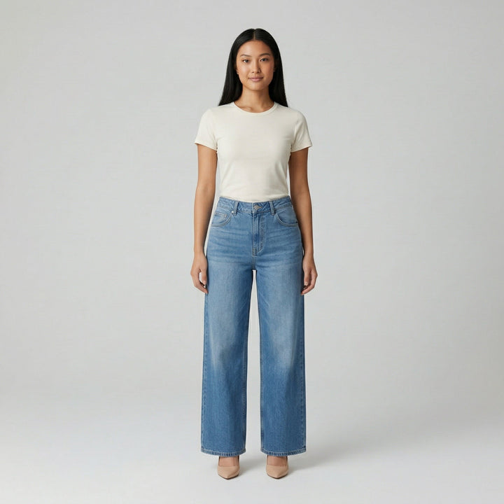 Wide-Leg Jeans hellblau mit hohem Bund, Vorderansicht am Model
