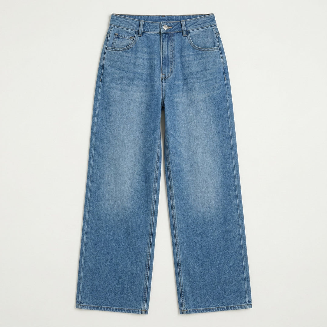 Wide-Leg Jeans hellblau Frontansicht liegend, Knopfverschluss und Fronttaschen