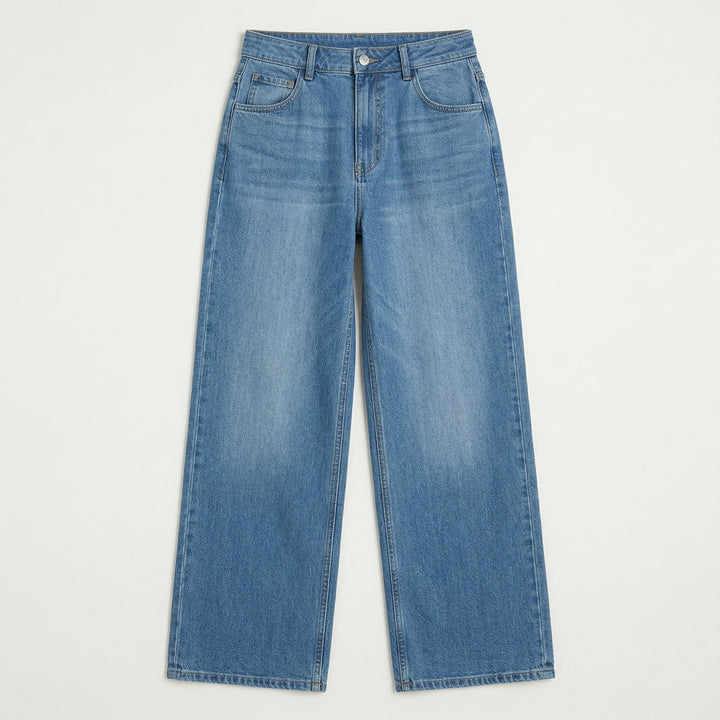 Wide-Leg Jeans hellblau Frontansicht liegend, Knopfverschluss und Fronttaschen