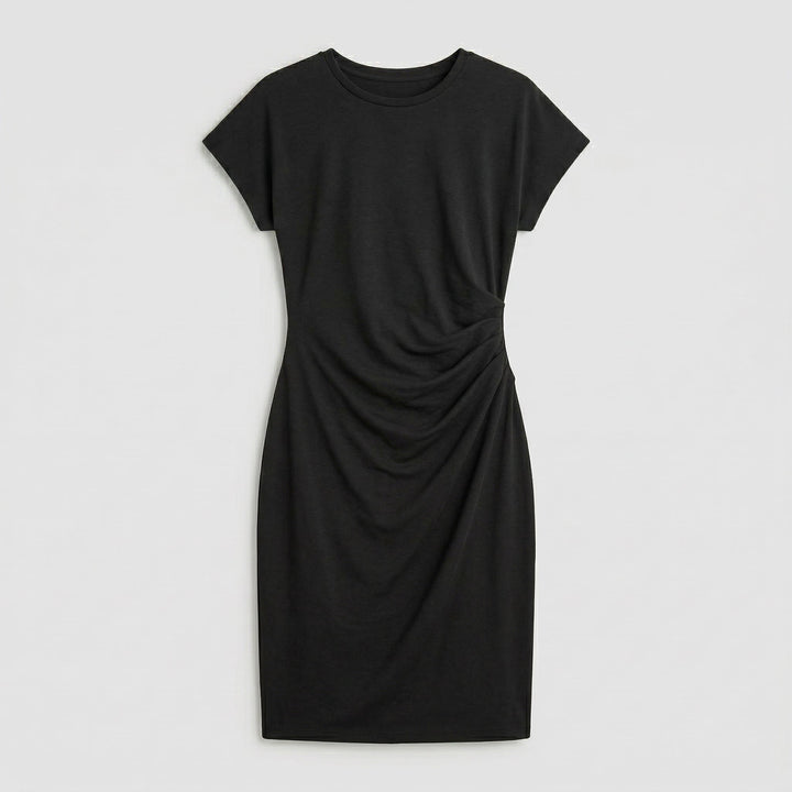 Schwarzes Midikleid Vorderseite mit deutlicher seitlicher Raffung, Flachaufnahme