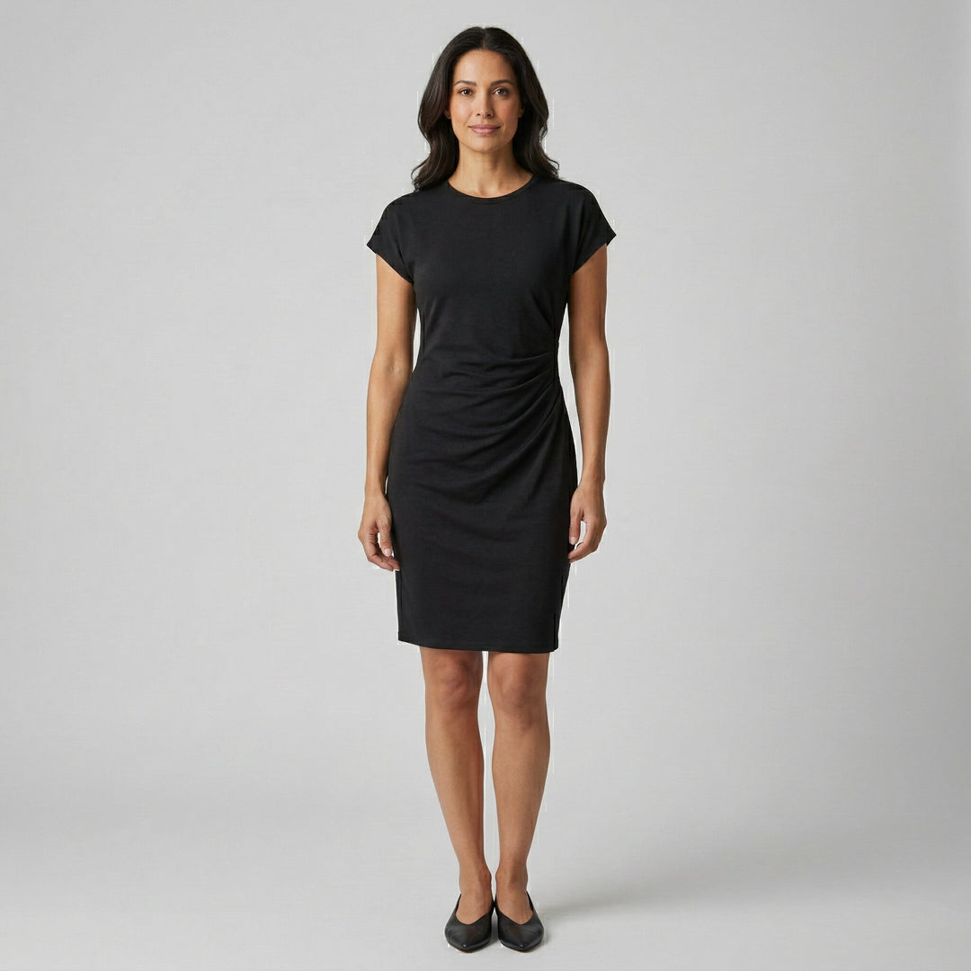 Schwarzes Midikleid mit Rundhals, kurzen Ärmeln und seitlicher Raffung, Vorderansicht