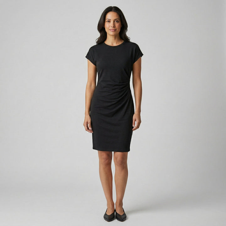 Schwarzes Midikleid mit Rundhals, kurzen Ärmeln und seitlicher Raffung, Vorderansicht