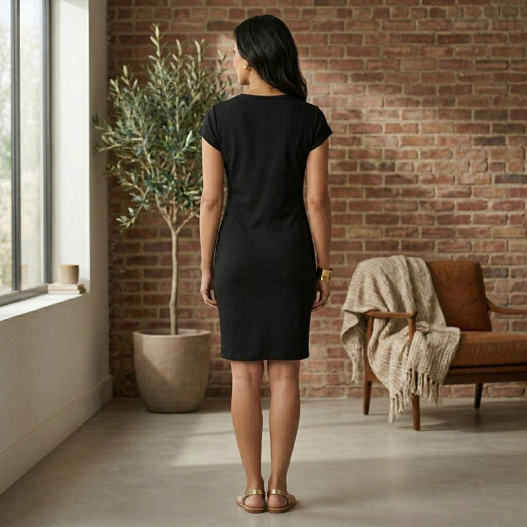 Schwarzes Midikleid, Rückenansicht, körpernah mit kurzen Ärmeln im Wohnambiente