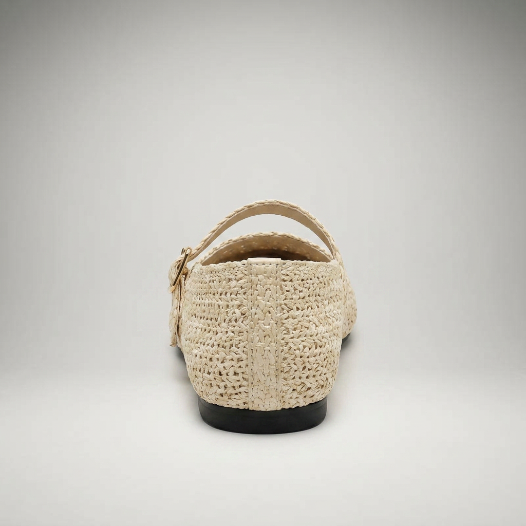 Rückansicht des Mary Jane Slippers in Creme mit geflochtenem Fersenbereich