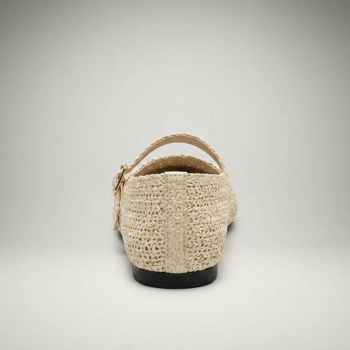Rückansicht des Mary Jane Slippers in Creme mit geflochtenem Fersenbereich