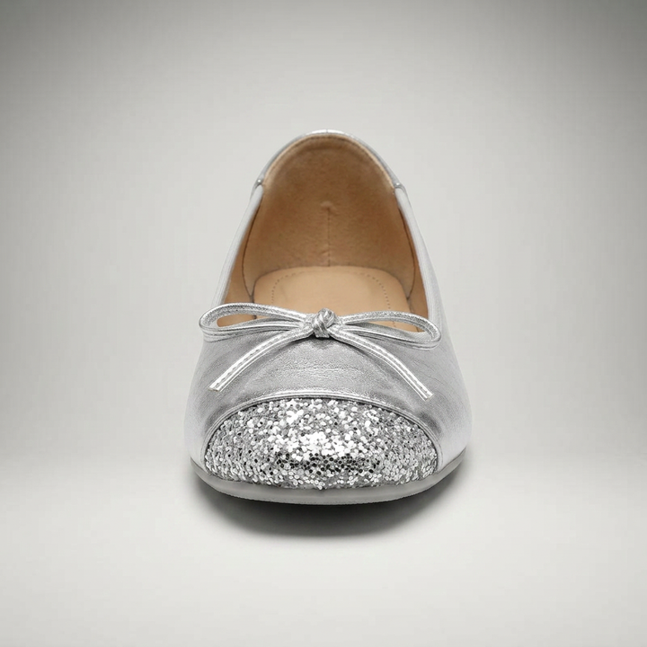 Frontalansicht mit glitzernder Zehenkappe und Schleife