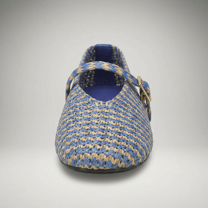Geflochtener Mary Jane Slipper in Blau-Beige, Frontalansicht mit runder Zehenpartie