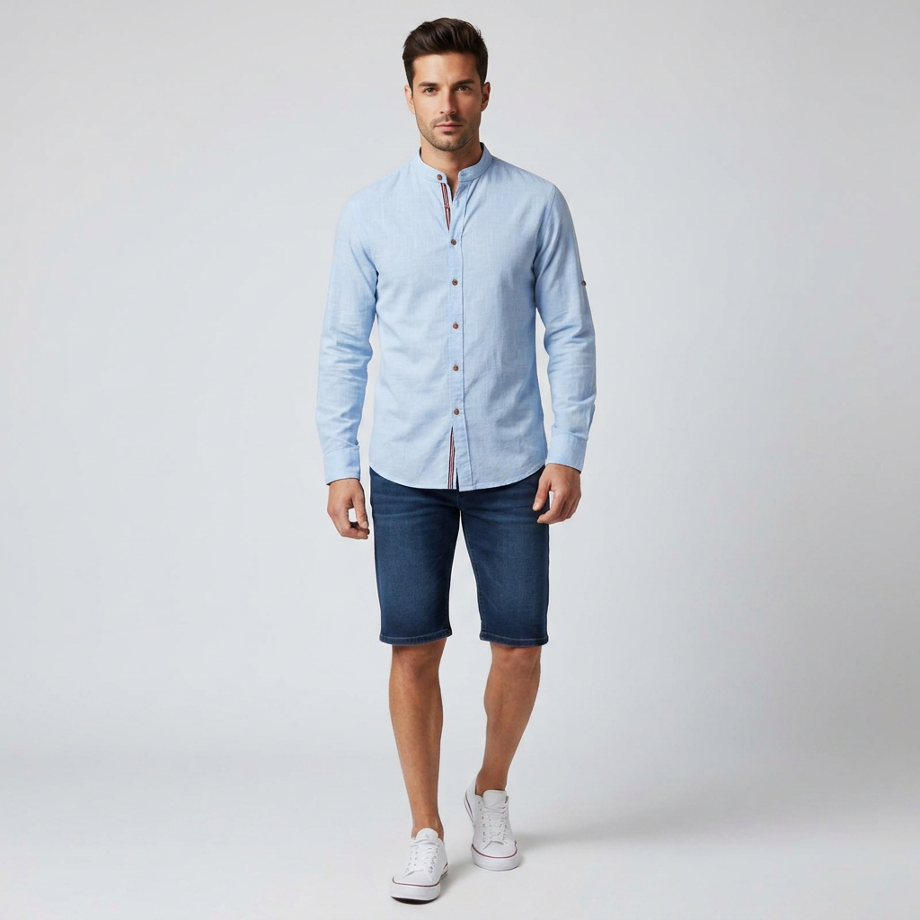 Herrenhemd Hellblau mit Stehkragen, Frontansicht mit Jeansshorts