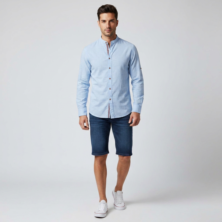 Herrenhemd Hellblau mit Stehkragen, Frontansicht mit Jeansshorts