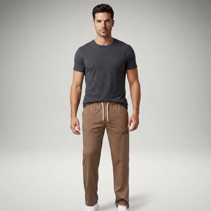 Freizeithose Herren braun mit Kordelzug, Model Frontalansicht