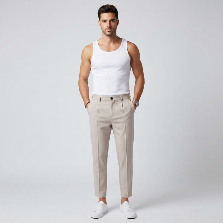 Hellgraue Chinohose mit Bundfalte, Model von vorne