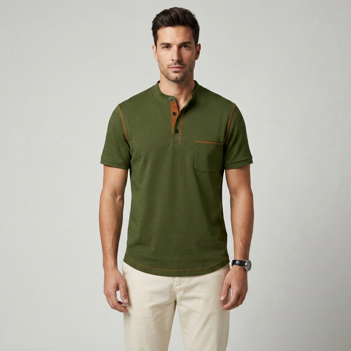 Herren Poloshirt mit Henry-Kragen in Olivgrün, Frontalansicht