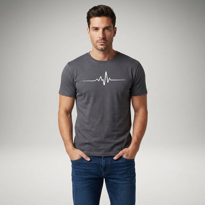 Herren T-Shirt Rundhals mit Herzschlag-Print in Grau, Frontalansicht am Model
