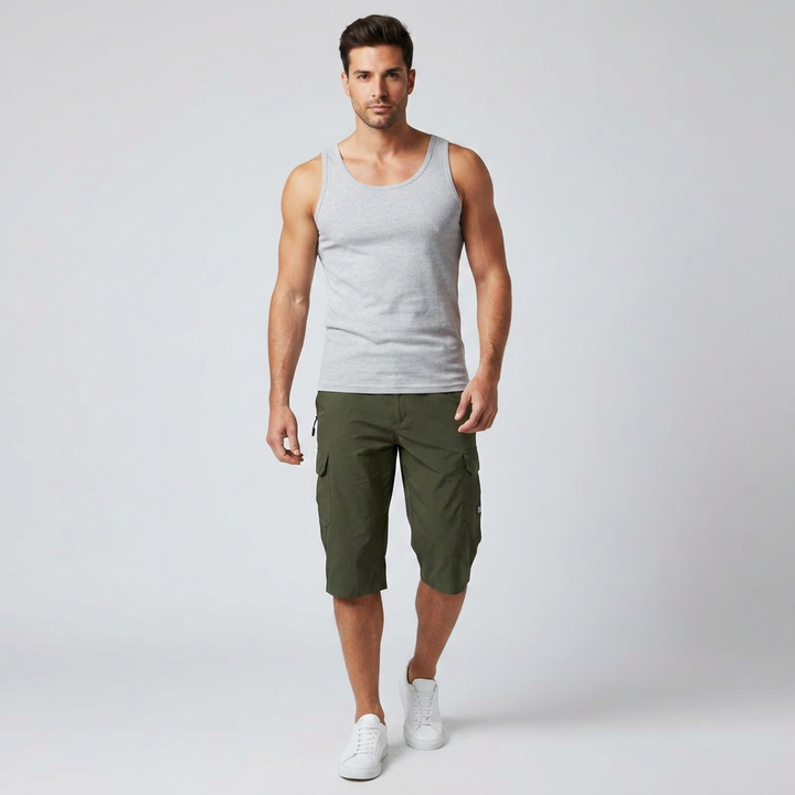 Cargo Shorts Herren Dunkelgrün, Frontalansicht am Model
