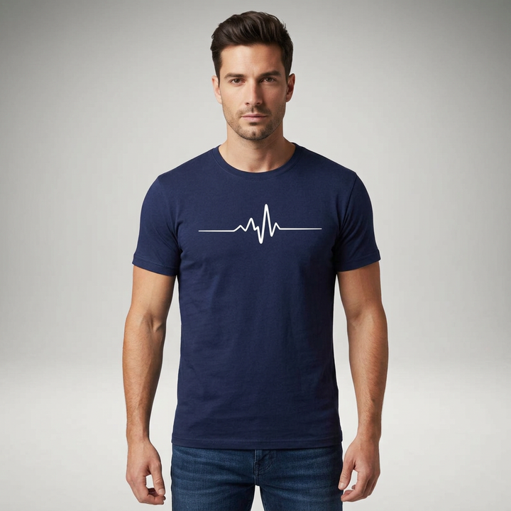 Herren T-Shirt Rundhals mit Herzschlag-Print in Dunkelblau, Frontalansicht am Model