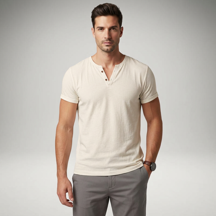 Herren Henley-Shirt in Cremeweiß, Frontalansicht am Model