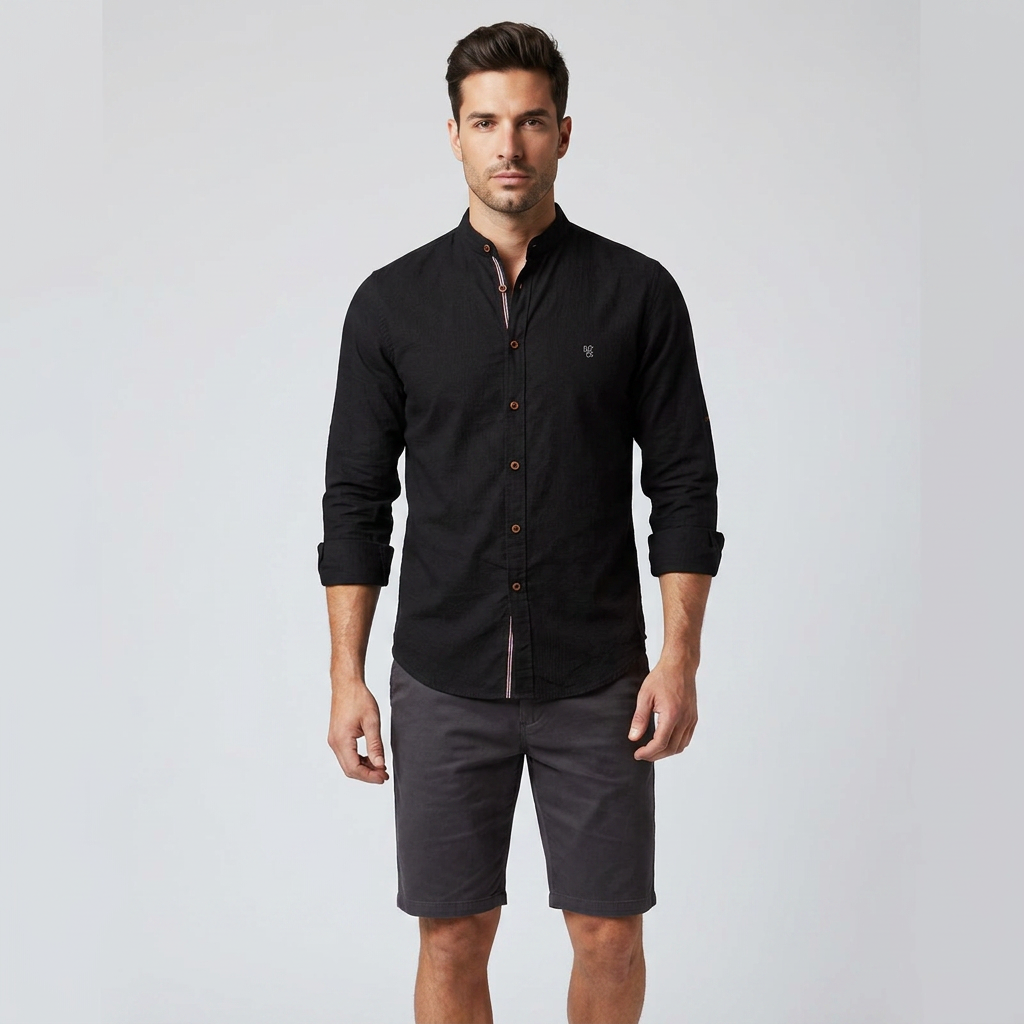 Herrenhemd Schwarz mit Stehkragen, Frontansicht mit Shorts