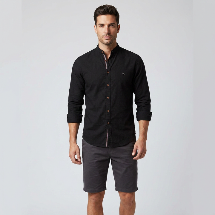 Herrenhemd Schwarz mit Stehkragen, Frontansicht mit Shorts
