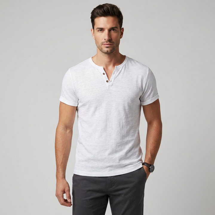 Herren Henley-Shirt in Weiß, Frontalansicht am Model