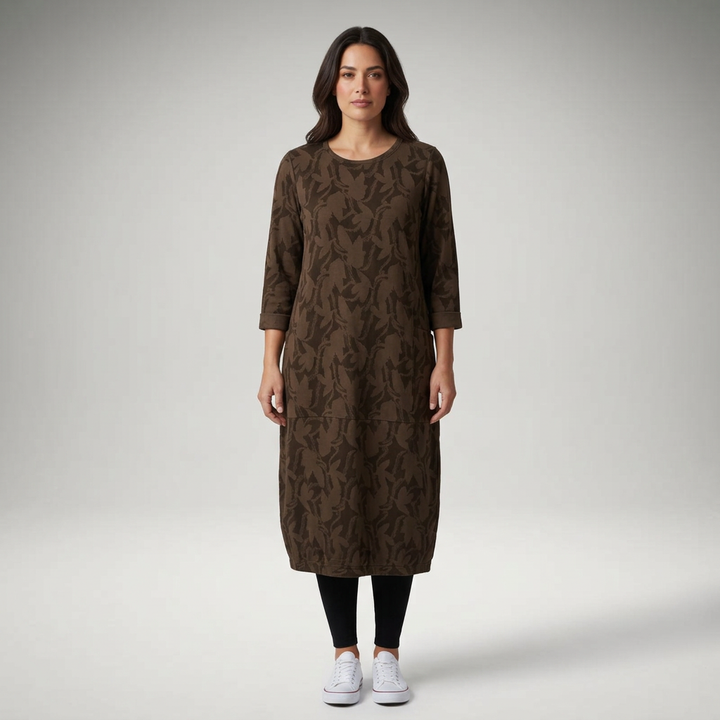 Midikleid mit Rundhalsausschnitt in Dunkelbraun, Frontalansicht am Model