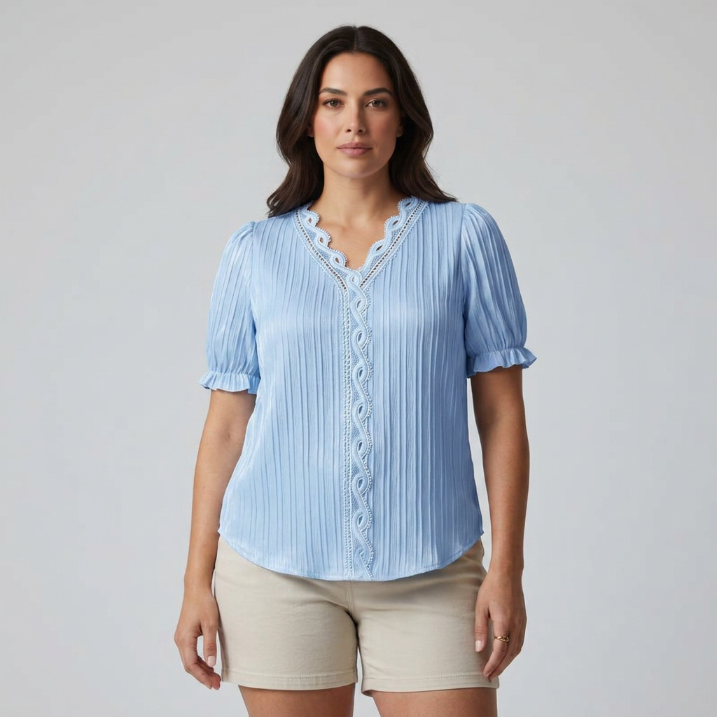 Himmelblaue Sommerbluse mit Spitzenbesatz, Vorderansicht
