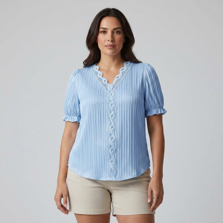 Himmelblaue Sommerbluse mit Spitzenbesatz, Vorderansicht