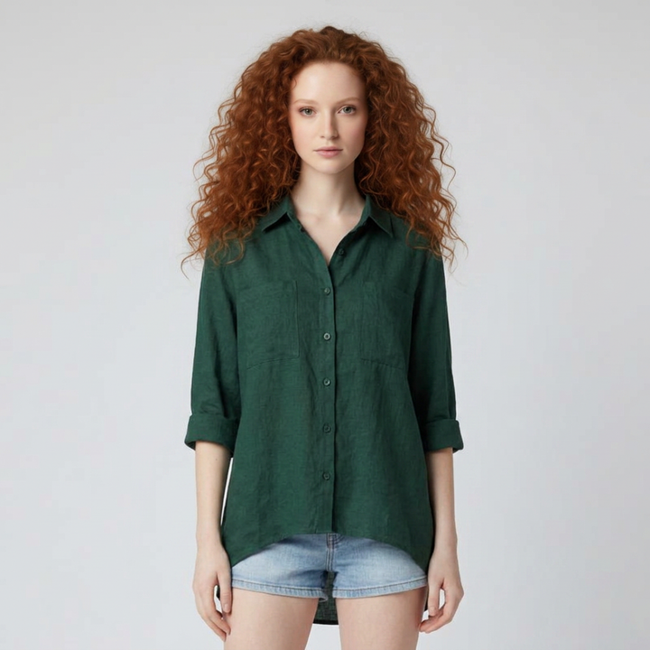 Dunkelgrüne Oversized Hemdbluse, geschlossen getragen, Model von vorne