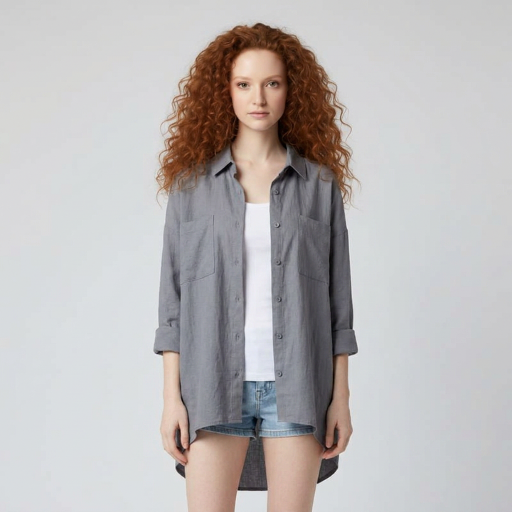 Graue Oversized Hemdbluse, offen getragen über weissem Top, Model von vorne
