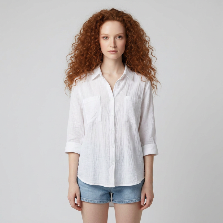 Weisse Oversized Hemdbluse aus Baumwoll-Leinen, offen getragen, Model von vorne