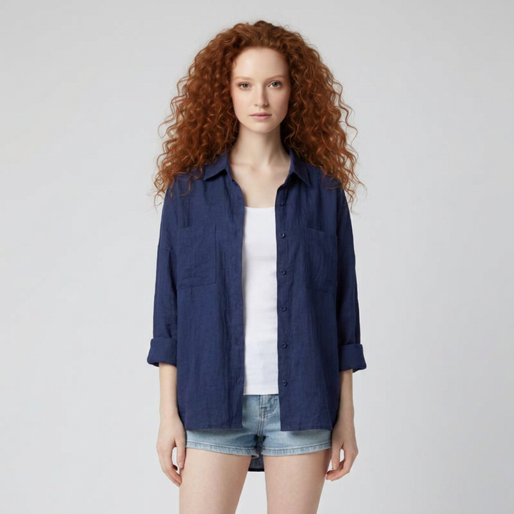 Dunkelblaue Oversized Hemdbluse, offen getragen über weissem Top, Model von vorne