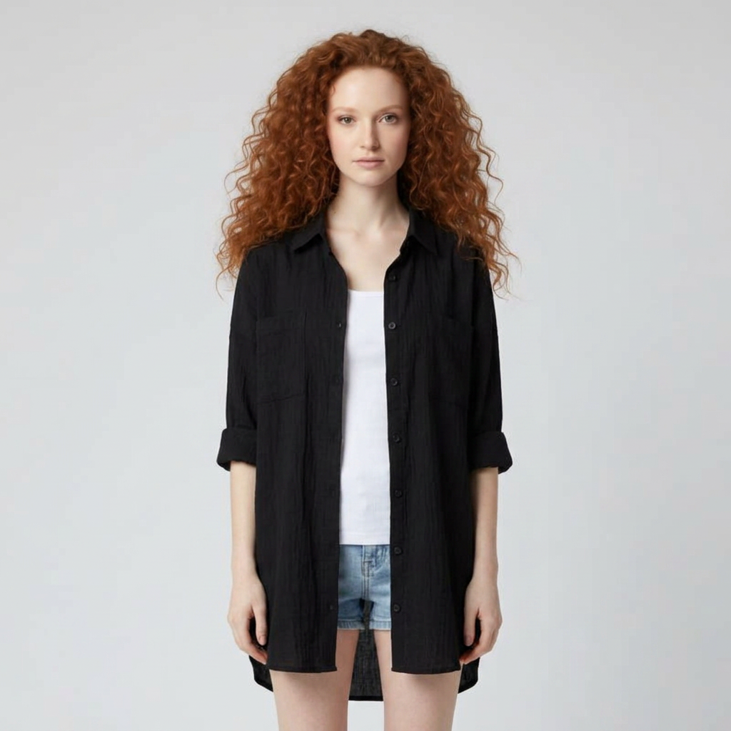Schwarze Oversized Hemdbluse, offen getragen über weissem Top, Model von vorne