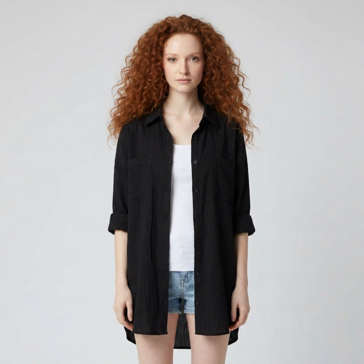 Schwarze Oversized Hemdbluse, offen getragen über weissem Top, Model von vorne