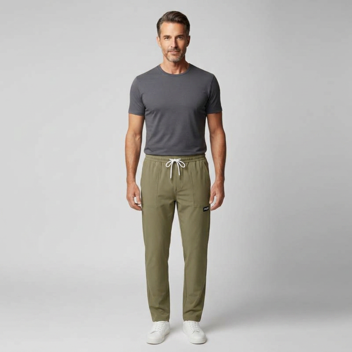Freizeithose Herren olivgrün mit Kordelzug, Model Frontalansicht