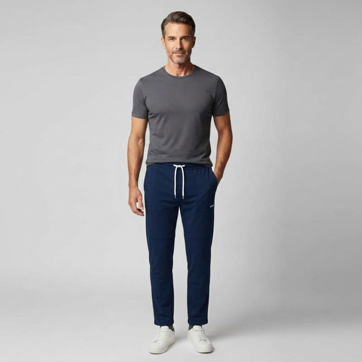 Freizeithose Herren dunkelblau mit Kordelzug, Model Frontalansicht