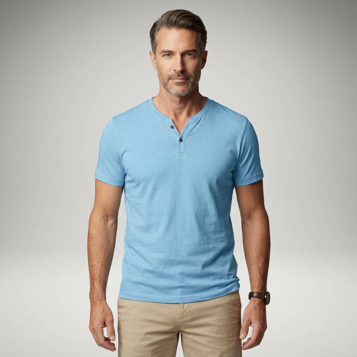 Herren Henley-Shirt in Hellblau, Frontalansicht am Model
