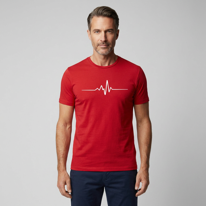 Herren T-Shirt Rundhals mit Herzschlag-Print in Rot, Frontalansicht am Model