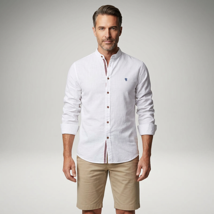 Herrenhemd Weiß mit Stehkragen, Frontansicht mit Shorts